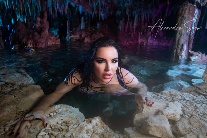 Alexandra Snow - 1 pic. Today's my birthday! I'll be traveling today so I leave you with some of my favorite photos taken by @NeonxNightmares https://t.co/0NWWhHorze