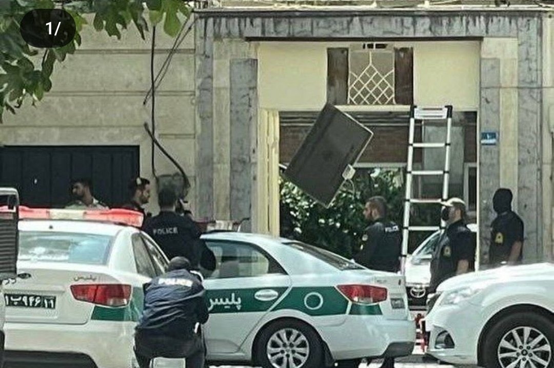 NR2OH's tweet photo. ج.ا در برابر پلمپ شدن مسجد هامبورگ به فکر انتقامی سخت افتاد و لحظاتی پیش مؤسسه گوته ساختمان دیباجی را پلمپ کرد..چندین نفر در حال ازمون بودند که همه را با ضرب و شتم بیرون کردند و سردر موسسه را هم از جا کندند. https://t.co/md9NiNgMIr