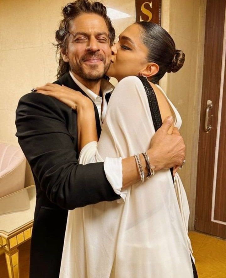 SrkzPiku's tweet photo. #ShahRukhKhan𓀠 & #DeepikaPadukone 🤍
#SRKDP https://t.co/CROJ5qxxcE