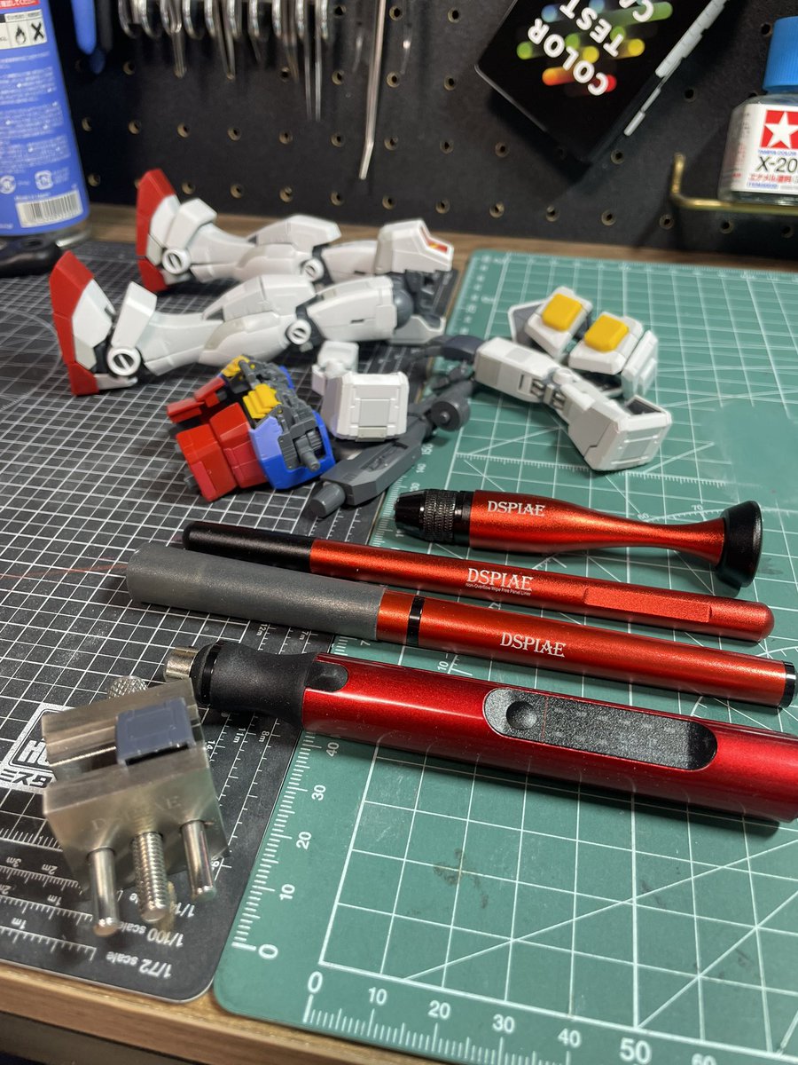 hagurumaaaa's tweet photo. 万力を購入しました
小さい部材の筋彫りに便利ですねぇ

最近このスタイリッシュなアルミボディに釣られてDSPIAEシリーズを集めてます

ガジェット好きにはたまらない見た目と質感なんですよ！

こう…ミーハーなんですが見た目の良い工具はモチベーションを上げてくれます

 #ガンプラ https://t.co/V9sD7STekC