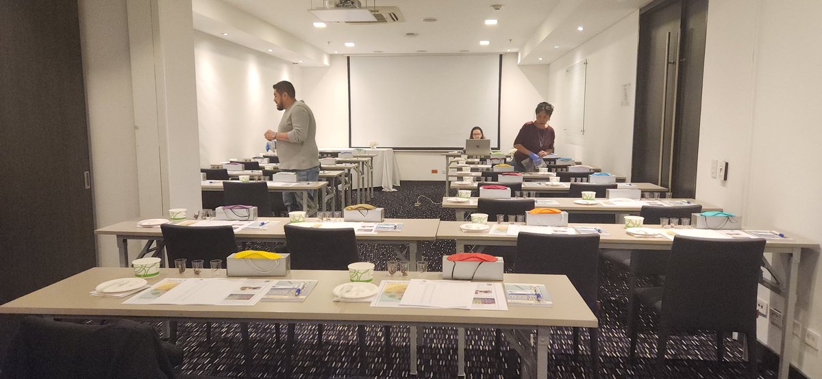 MaferCioccolato's tweet photo. Anoche dejamos listo el salón para los 26 participantes que tendremos a partir de hoy en #Bogotá!
Estamos muy felices de poder transmitir y compartir conocimiento con muchas personas
Grupo variado: Desde Costa Rica hasta Tierra del Fuego, Argentina!
#KnowledgePowersDevelopment https://t.co/QjeoXaWzPc