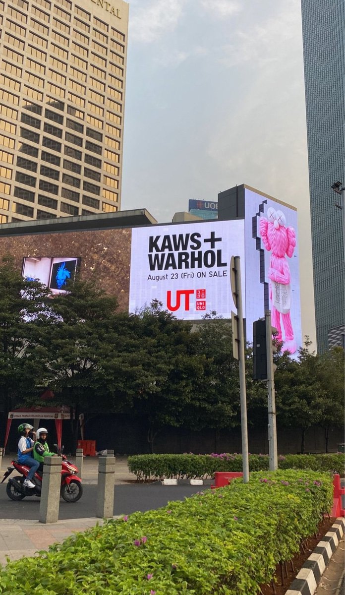 Dari kemarin rame soal kaws, tadi lewat HI lihat billboard kaws gede banget, emang Uniqlo lagi mau launching apa sih? Asli jadi tambah kepo sama kaws.