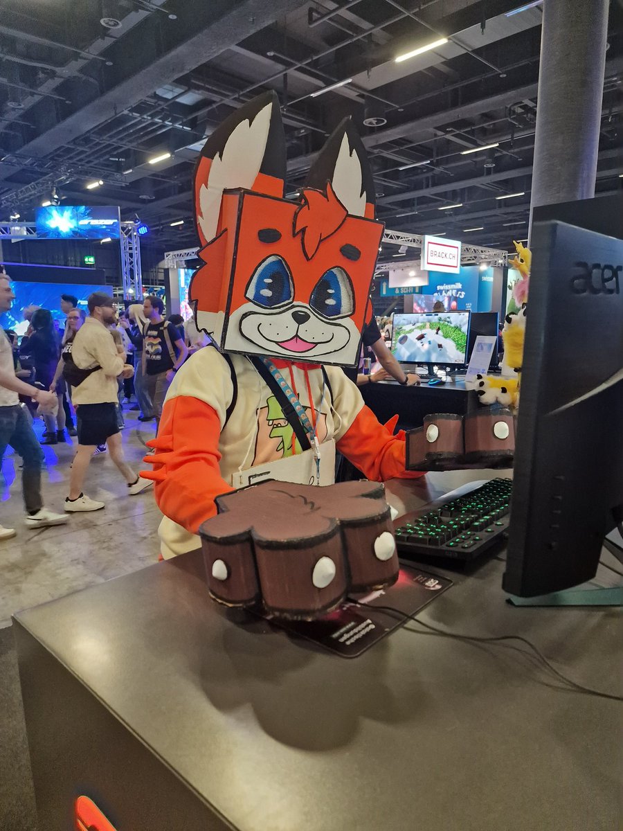 When you go to Fantasy Basel just to play games in a cardboard fursuit 

#FURRY #furryarts #furrycommision #FursuitsEveryday #fursuiter #Convention #furrycon #fantasybasel #cardboard #cardboardfursuit #Gaming #GamingCommunity