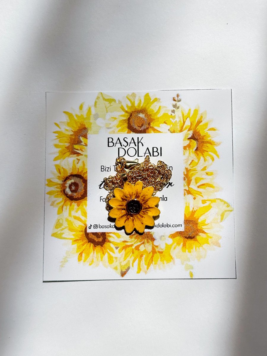 Sevdiğini bir ömür beklemekten vazgeçmeyenlere 🌻

Günebakan Çiçeği Kolye🌻 
• Özel tasarım &amp; El Yapımı | basakdolabi.com ‘da 🌻