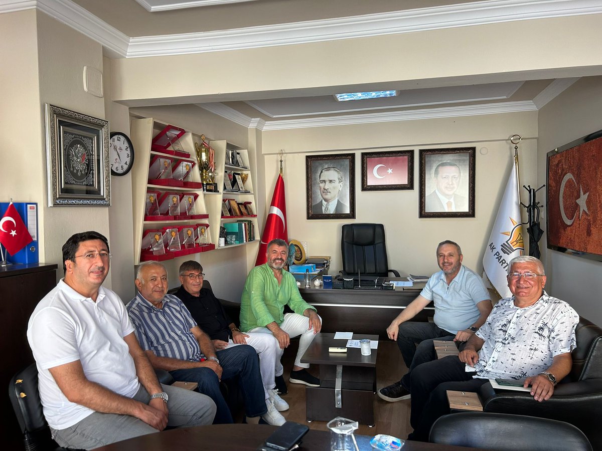 Şile Sivaslılar Dernek Başkanı Sayın Mehmet Öztürk Bey ve yönetim kurulu olarak AK Parti Şile İlçe Başkanı Sayın Erdoğan Akgül Beyefendiyi makamında ziyaret ettik. Saygı değer başkanımıza misafirperverlikleri için teşekkür ederiz.