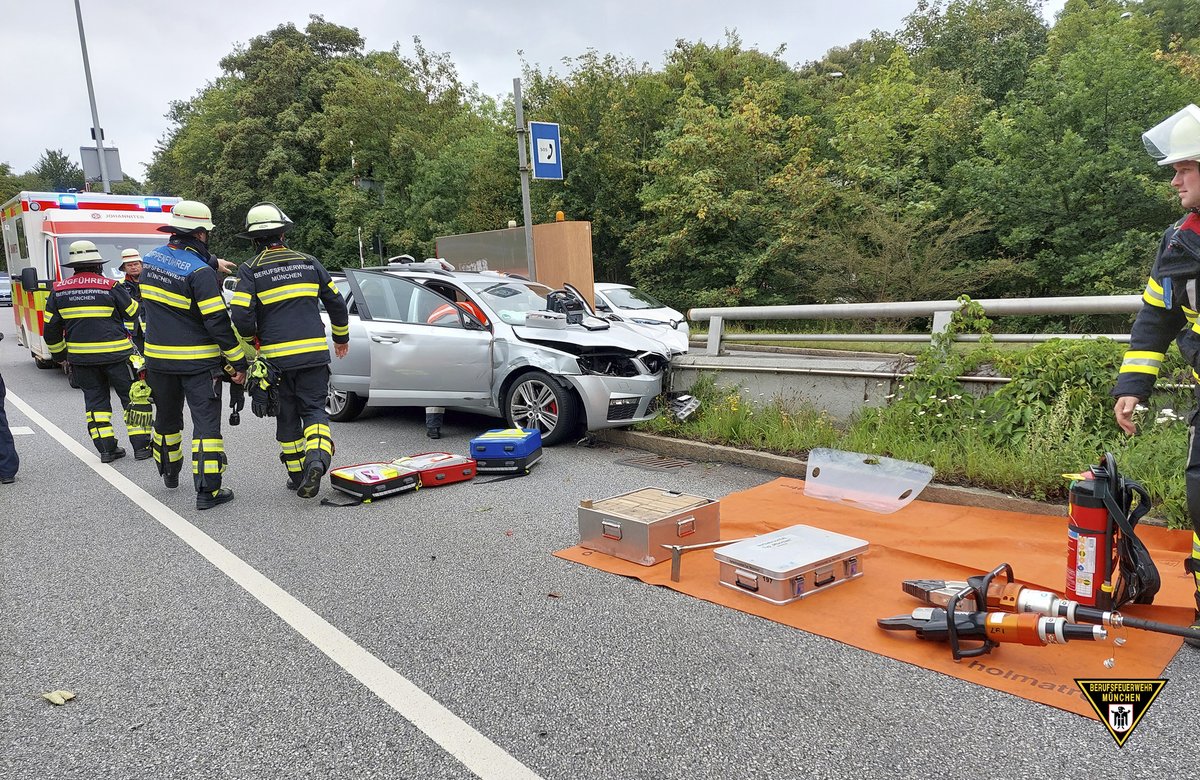 BFMuenchen's tweet photo. Nach einem internistischen Zwischenfall rammte ein Skodafahrer die Fahrbahnabtrennung. Er wurde über das #Fahrzeugheck aus seinem #Wrack befreit. Der ganze Bericht der #FeuerwehrMünchen unter: https://t.co/GqctfGIiGR
#WirFürMünchen https://t.co/GNdm2NyZsl