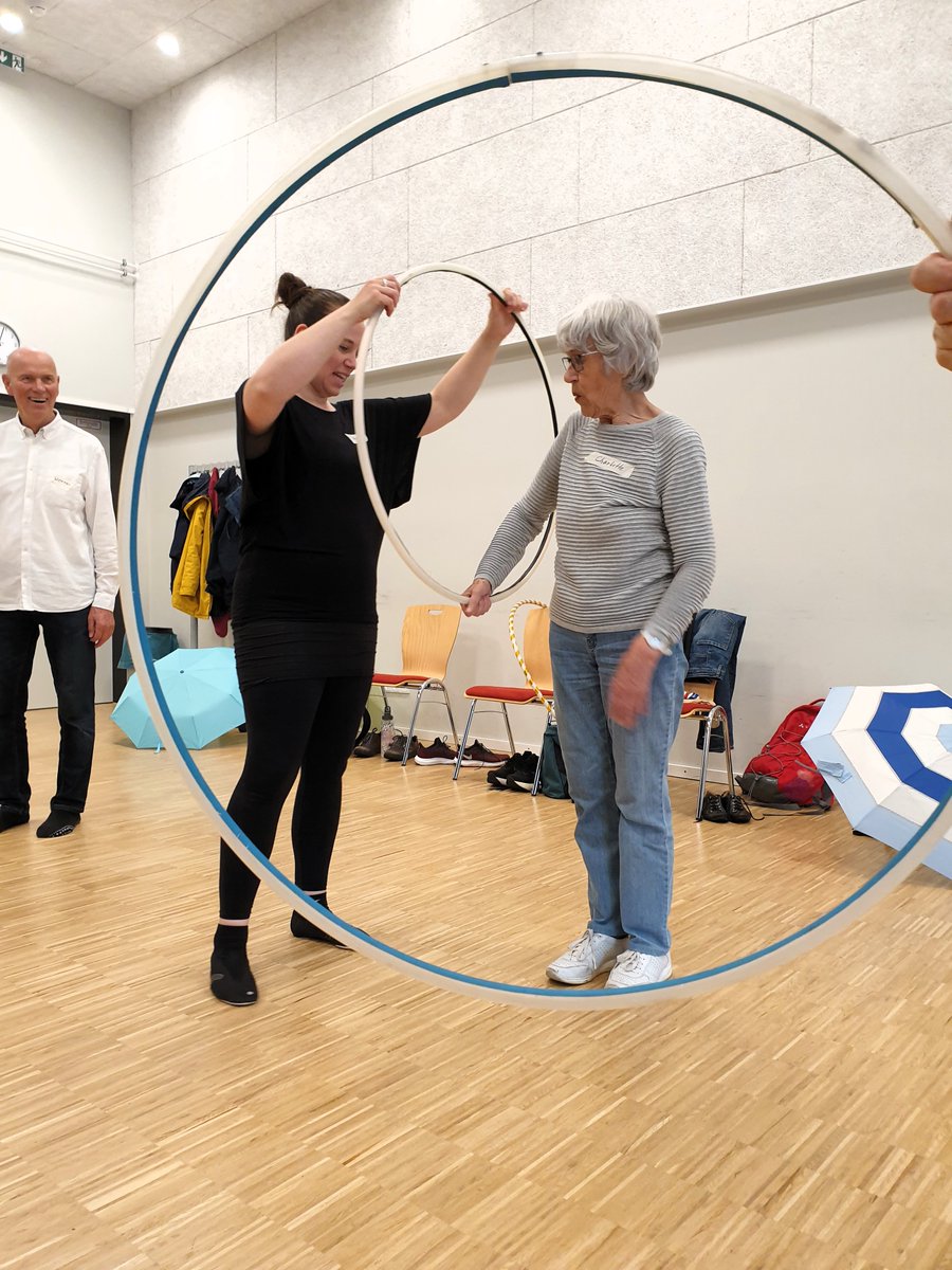 Senior*innen machen Zirkus!
Neue Bewegungsformen entdecken, vielseitig und für jeden etwas.Jonglierbälle und Lachfalten #senioren-magazin-hamburg.de senioren-magazin-hamburg.de/jonglierballe-…