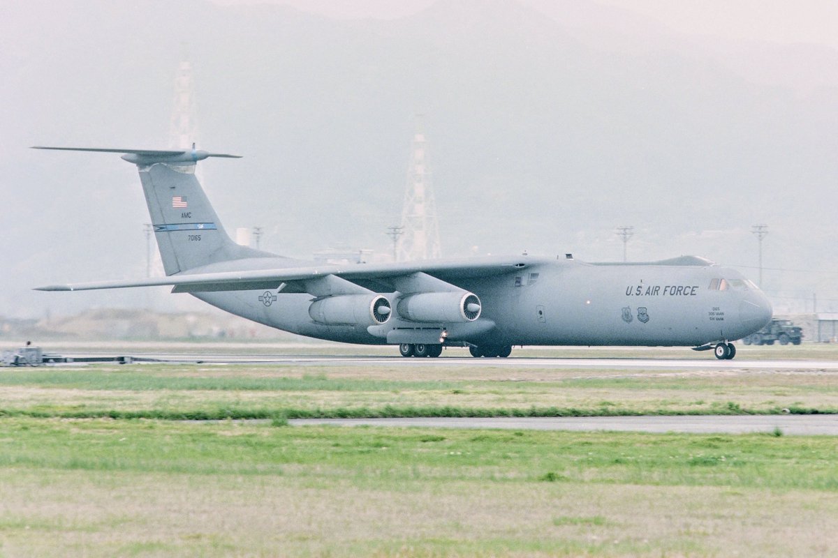 4091dd51's tweet photo. #輸送機不足だから輸送機を上げろ
1995年岩国基地
C-141
スターリフター https://t.co/m1zFlTSY3T