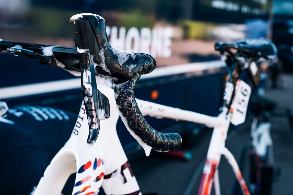 SUPACAZ's tweet photo. Nothing but love @hphcycling 🇫🇷💛💜🧡

#Supacaz #SuperStickyKush #Bartapes #OilSlick #Splat #LimitedEdition #LeTourFemmes #hphcycling #humanpoweredhealth https://t.co/jjEtcaKcZ8