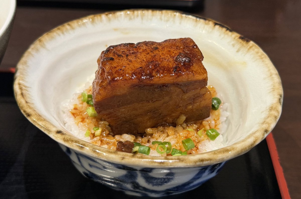 ramen10004's tweet photo. 新白岡／食煅 もみじ

特製中華そば＋角煮飯

平日12時前に当日並びで来店

清湯スープはうまみが強く、パーツすべての完成度が高い！
かなりハイレベルな一杯

角煮飯はごはんに角煮を乗せたシンプルな見た目ですが、これがめちゃくちゃうまい

味の染み込んだ柔らかい角煮は絶品

感動しました🙏🥲 https://t.co/Wk7kHSec8M