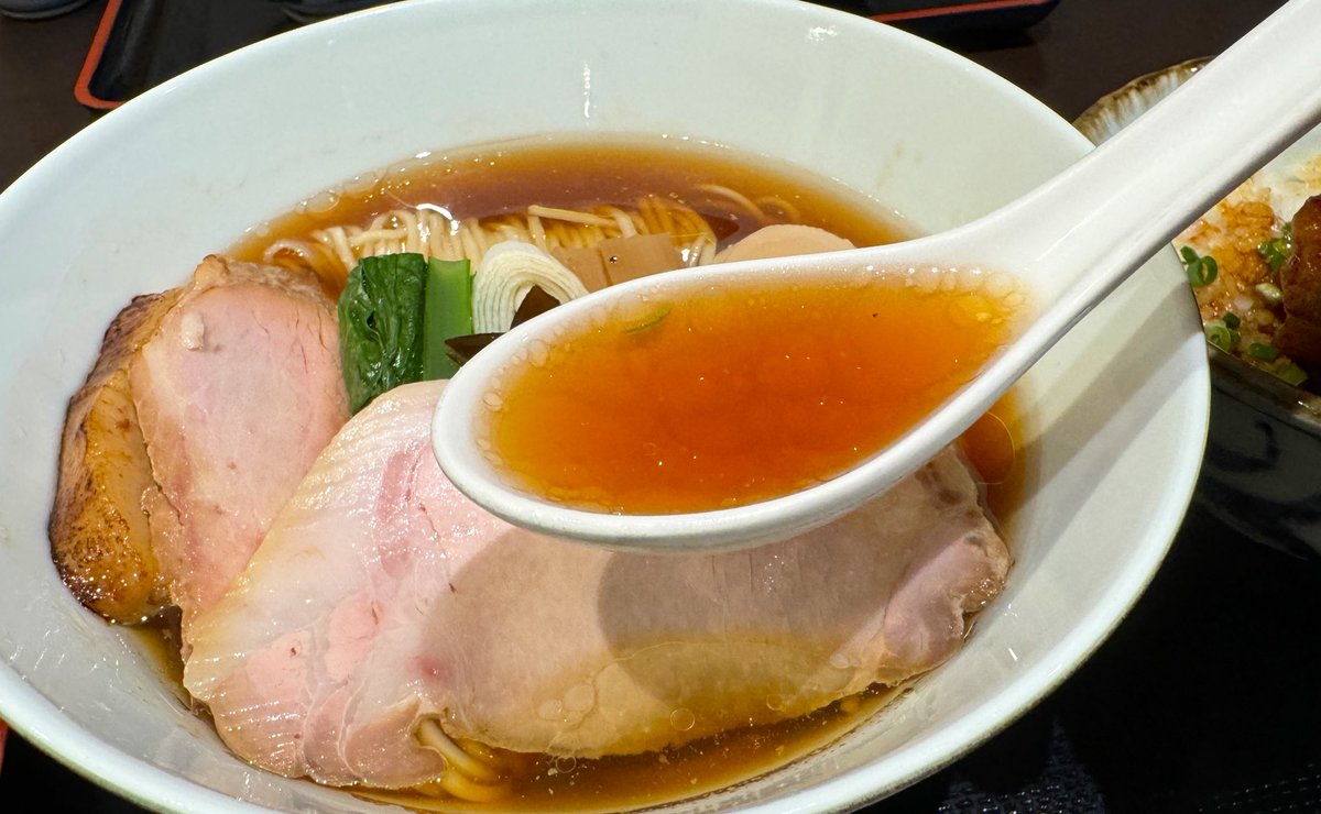 ramen10004's tweet photo. 新白岡／食煅 もみじ

特製中華そば＋角煮飯

平日12時前に当日並びで来店

清湯スープはうまみが強く、パーツすべての完成度が高い！
かなりハイレベルな一杯

角煮飯はごはんに角煮を乗せたシンプルな見た目ですが、これがめちゃくちゃうまい

味の染み込んだ柔らかい角煮は絶品

感動しました🙏🥲 https://t.co/Wk7kHSec8M
