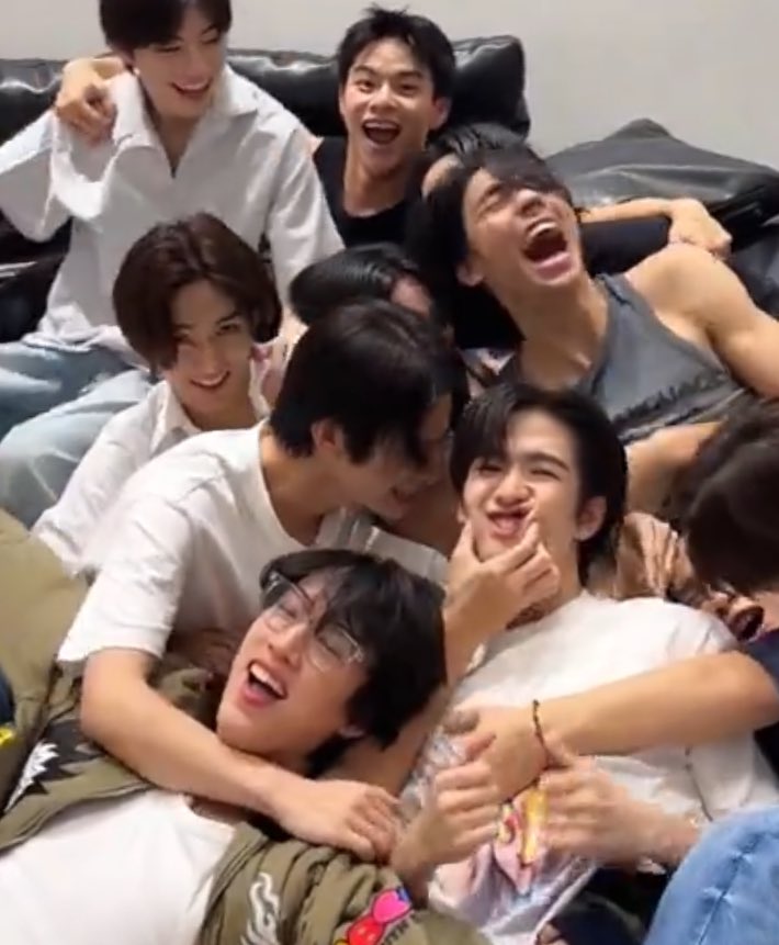 1บีบแก้ม 1ซบอก 1จับมือ 1แก้มชนมั้ยอันนี้ไม่รู้ค่ะ💀💀💀💀💀💀