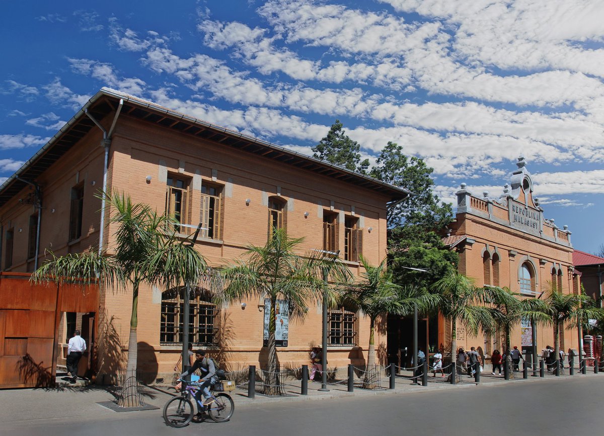 ✨Une nouvelle semaine à la Fondation H 

Venez nombreux.euses ! 🕙 

Horaires d'ouverture : 
mardi - samedi : 10h - 18h 
dimanche : 10h - 16h 

📍 Fondation H, rue Refotana, Ambatomena 

Fondation-h.com