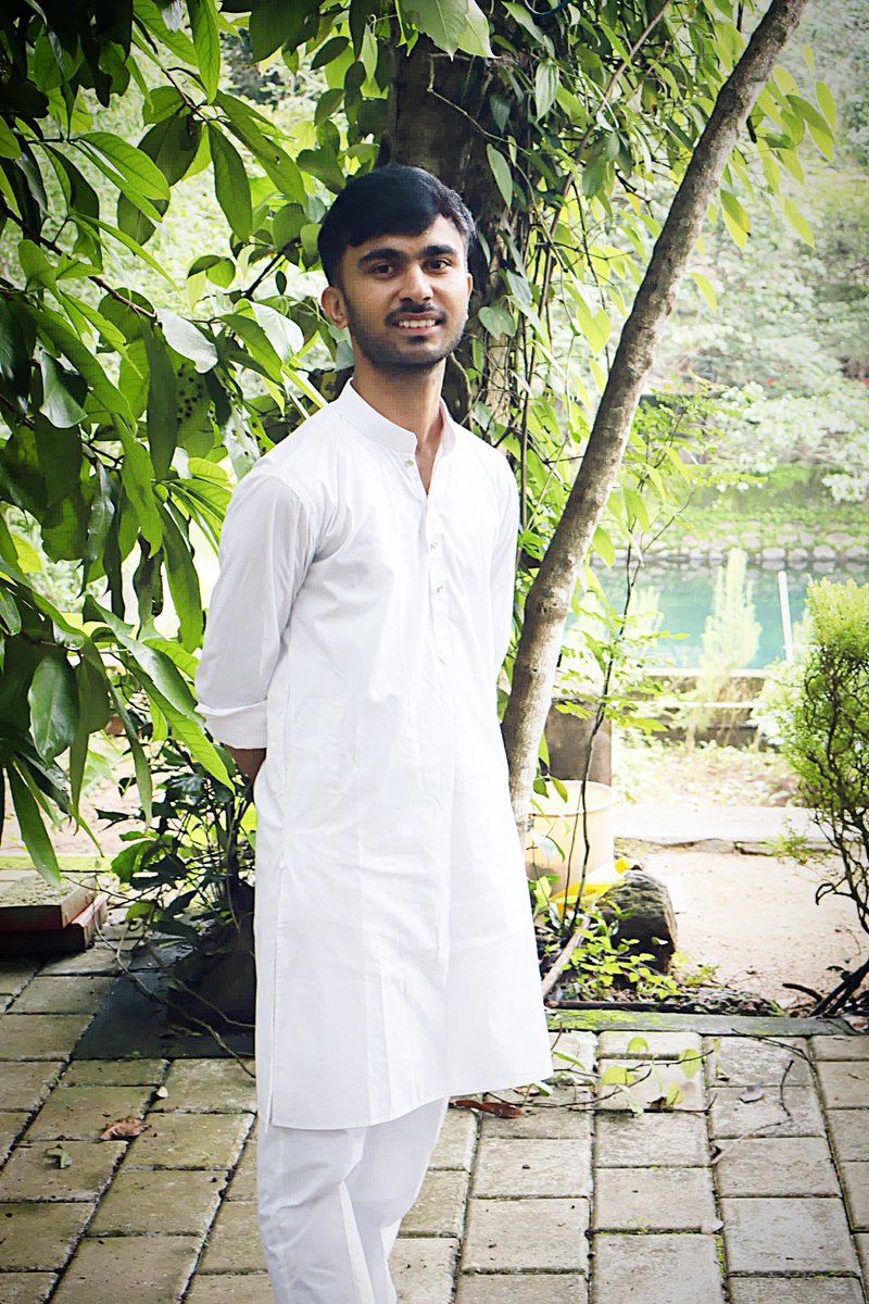 AnshulNagar111's tweet image. सरलता और विनम्रता व्यक्ति को श्रेष्ठता तथा सफलता के उन सुयोग्य शिखरों पर प्रतिस्थापित करती है जहाँ अन्य सभी विशेषताएँ गौण हो जाती हैं । 
अतः सहज, सरल, विनम्र व सेवाभावी रहें।सरलता सहजता और सत्यनिष्ठा में ही जीवन का अप्रतिम सौन्दर्य और परमानन्द छिपा है ।🙏🧡
#BeSimple 
#lifelesson