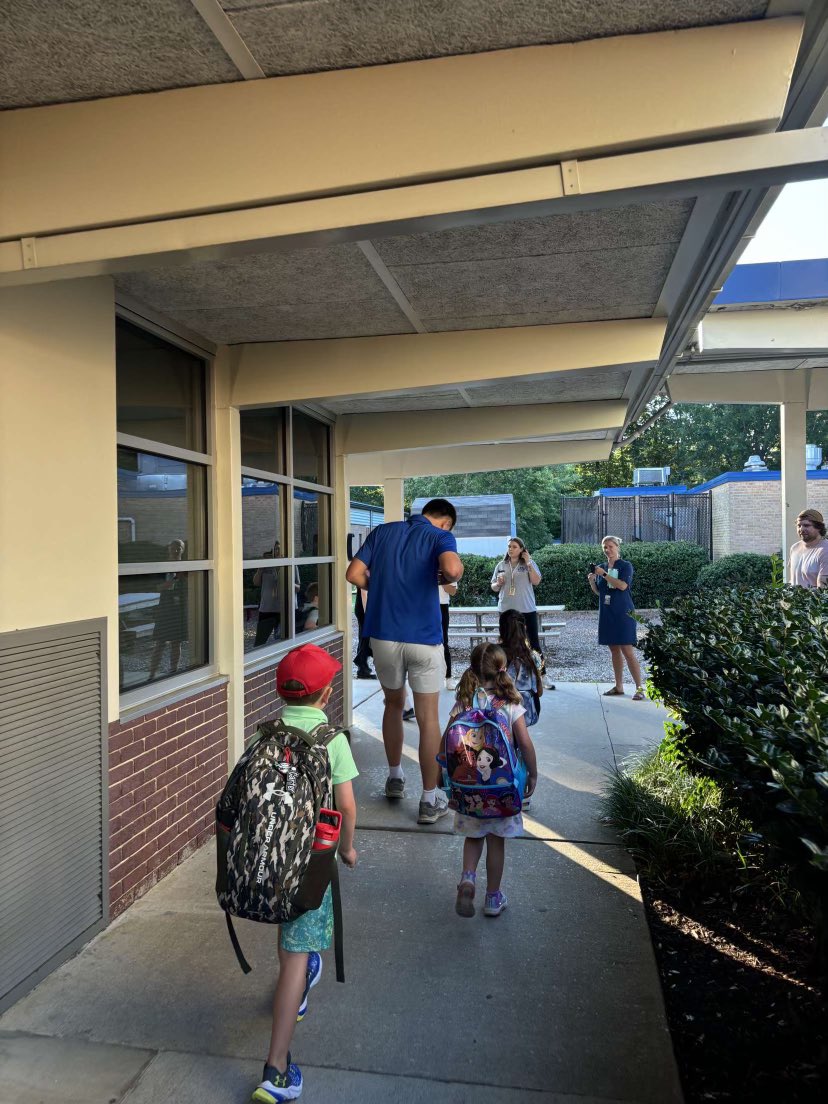 AtleeBaseball's tweet photo. So proud of our Seniors that continued the tradition of welcoming kids at Pearson Corner Elementary. Even had the big guy @NoahYodaa dress up as the mascot. @HanoverSchools @ATLRaiderNation #manmaking #givingback #community #fortheA https://t.co/V9zBslz4gP