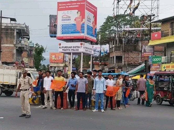 ABVPAPD's tweet photo. ABVP ফালাকাটা নগরের পক্ষ থেকে আর জি কর মেডিকেল কলেজের ছাত্রী ধর্ষণ ও খুনের প্রতিবাদে ফালাকাটা ট্রাফিক মোড়ে বিক্ষোভ মিছিল করা হলো।

#abvpfalakata 
#abvpalipurduar
#ABVPUttarbanga https://t.co/8X19yJBbCy