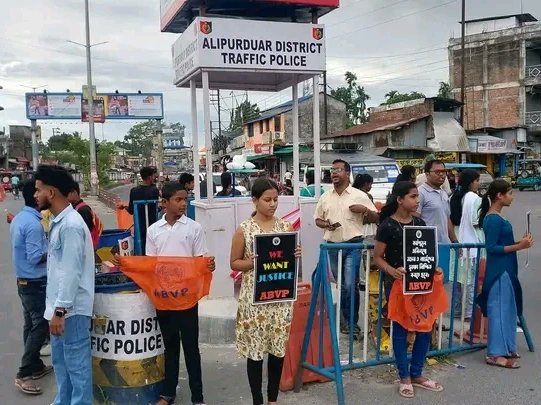 ABVPAPD's tweet photo. ABVP ফালাকাটা নগরের পক্ষ থেকে আর জি কর মেডিকেল কলেজের ছাত্রী ধর্ষণ ও খুনের প্রতিবাদে ফালাকাটা ট্রাফিক মোড়ে বিক্ষোভ মিছিল করা হলো।

#abvpfalakata 
#abvpalipurduar
#ABVPUttarbanga https://t.co/8X19yJBbCy