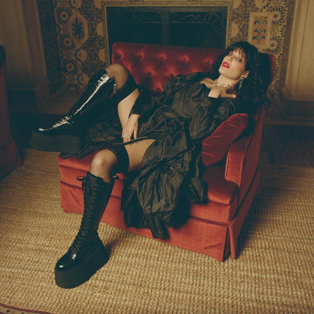 loveandskz's tweet photo. i’m in love with this photo of halsey https://t.co/mhH2ajf2LD