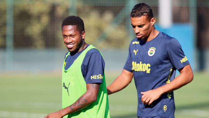 🟡🔵 Fenerbahçe’nin Brezilyalı orta saha oyuncusu Fred, takımla çalışmalara başladı.

Fred, görev verilmesi halinde Çaykur Rizespor maçında forma giyebilecek. 

Fenerbahçe Fred brezilya tff tadic cenktosun beşiktaş transfer galatasaray süperlig talisca acun futbol dzeko cengiz