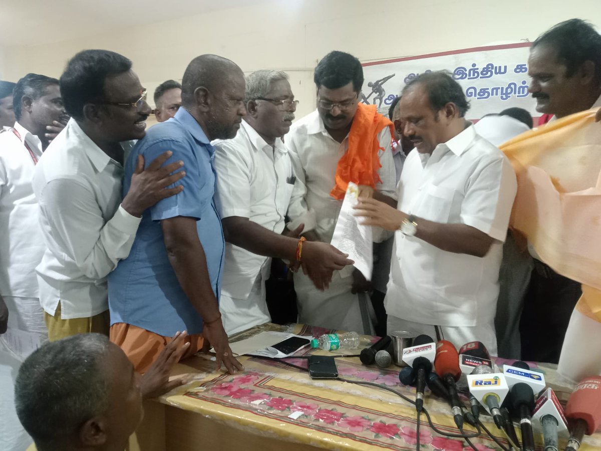 hindumunnani_tn's tweet photo. இன்று அனைத்து தொழிலாளர்கள் கூட்டமைப்பு சார்பில் #சென்னை சேப்பாக்கம் பத்திரிகையாளர் சங்கத்தில் நடைபெற்ற கூட்டத்தில்,
#இந்துஆட்டோமுன்னணி #hawf #hindumunnani #தொழிலாளர்நலத்துறை https://t.co/x9uv5E5QVG