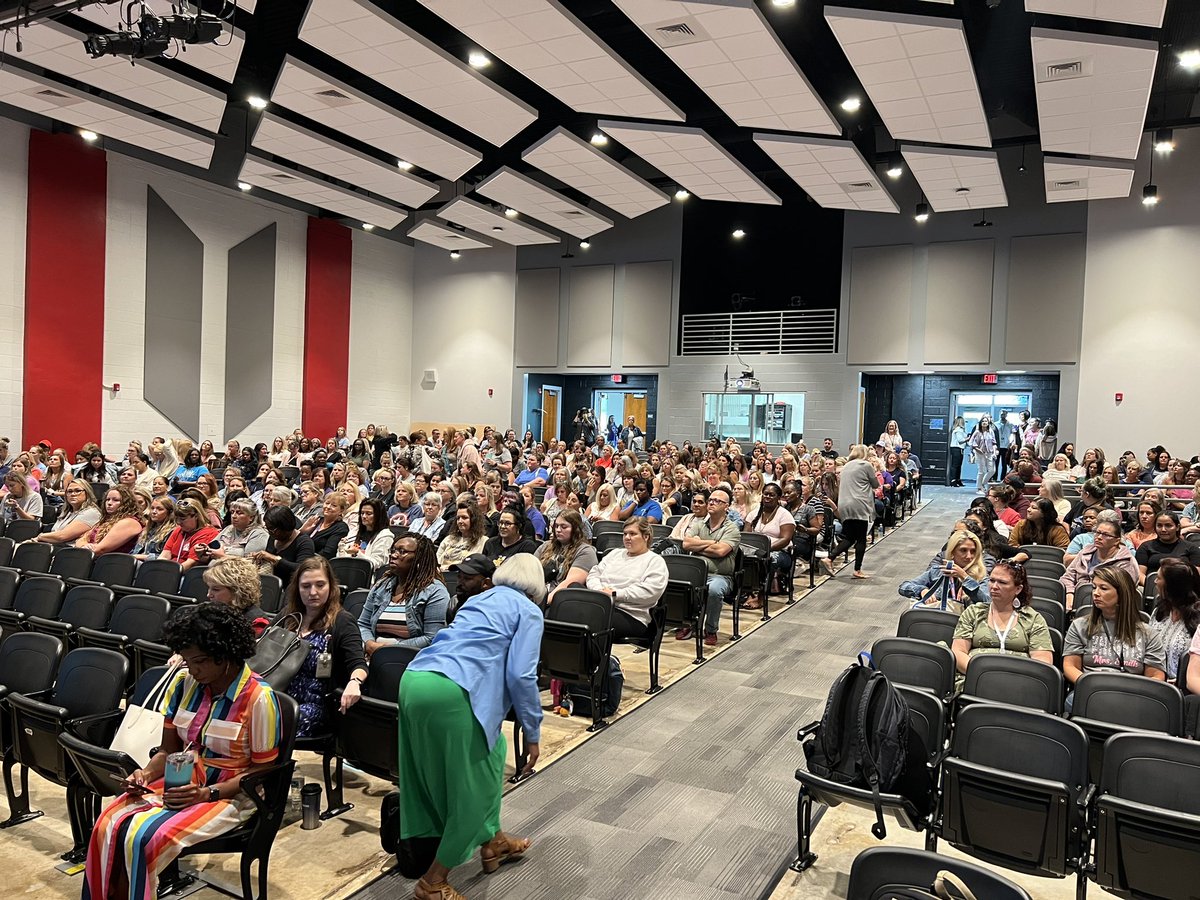 rebecca_kiker's tweet image. Full crowd for our IA session this morning! Looking forward to continuing to build relationships in this area and offer PD for continued growth! #TeamUCPS #BeTheBest  #TeamHR @kevinplue @ekraftson @AGHoulihan @UCPSNC  @UCPSNCCareers
