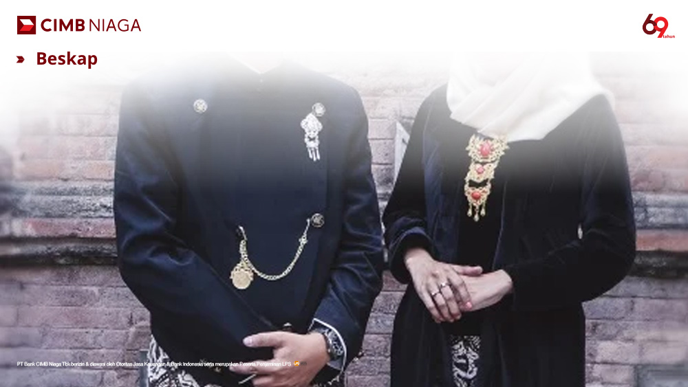 CIMBNiaga's tweet image. 2. Beskap

#Beskap, baju adat Jawa Tengah Surakarta yang menyerupai jas ini, awalnya menjadi bagian tak terpisahkan dari pakaian Jawi Jangkep.

Namun, beskap kini sering dikenakan secara terpisah. Ciri khasnya adalah kerah tinggi, kancing depan, dan bagian belakang lebih pendek