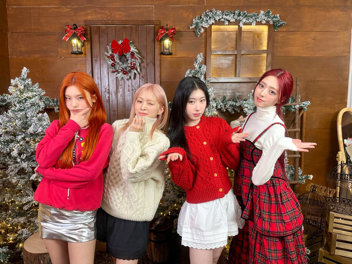 yunasgin's tweet photo. 𝒜midst the festive glow, 𝙄𝙏𝙕𝙔 radiates holiday cheer, extending warm wishes for universal happiness. Their Christmas celebration becomes a beacon of joy, illuminating a collective desire for merriment that transcends boundaries. ˚ ₊‧ ୨ https://t.co/SdNBxd1Eno