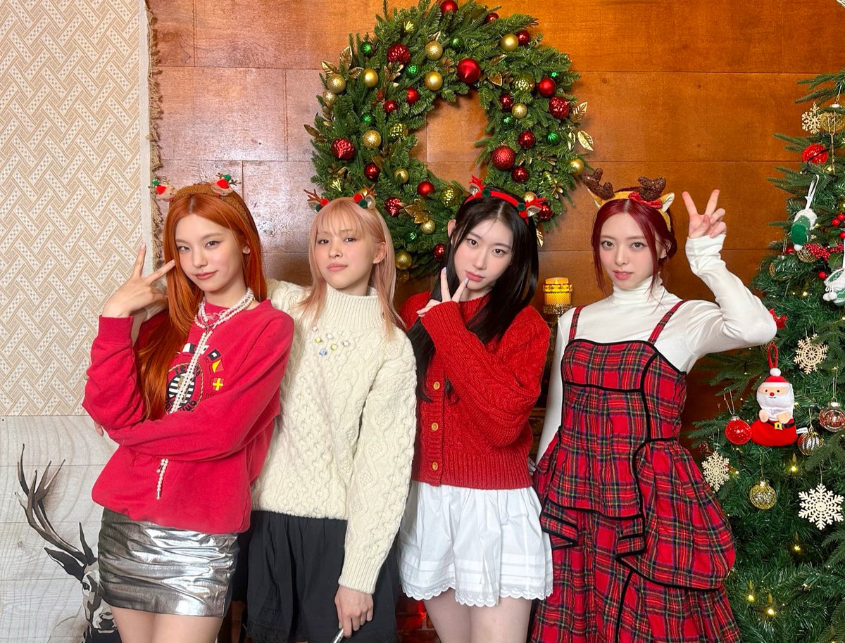 yunasgin's tweet photo. 𝒜midst the festive glow, 𝙄𝙏𝙕𝙔 radiates holiday cheer, extending warm wishes for universal happiness. Their Christmas celebration becomes a beacon of joy, illuminating a collective desire for merriment that transcends boundaries. ˚ ₊‧ ୨ https://t.co/SdNBxd1Eno