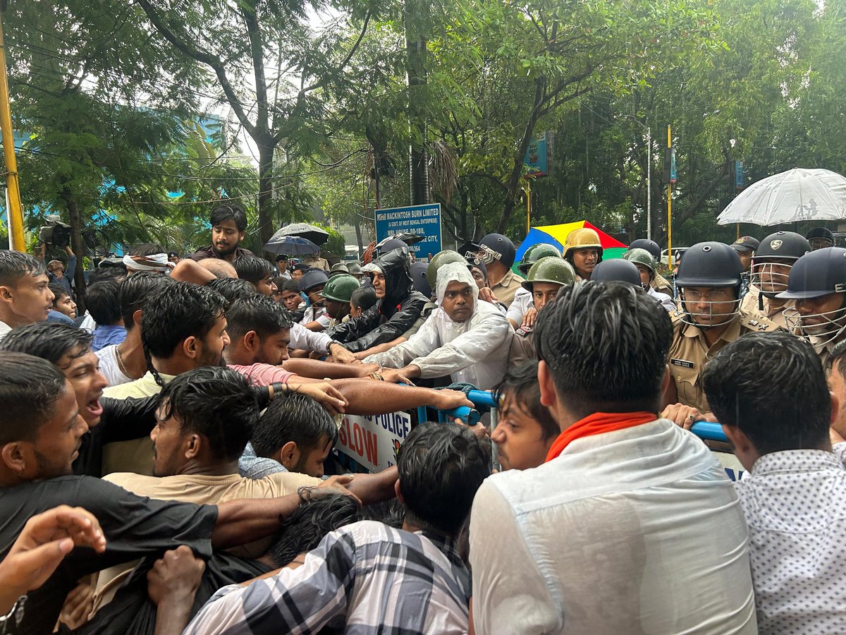 You’ll be sent to jail if you demand justice in the state of West Bengal. 

More than 25 Karyakartas, along with ABVP National Secretary <a href="/iRanaRahul/">Rahul Rana</a> arrested in Kolkata demanding Justice for the rape and murder of the trainee doctor in RG Kar Medical College and Hospital.