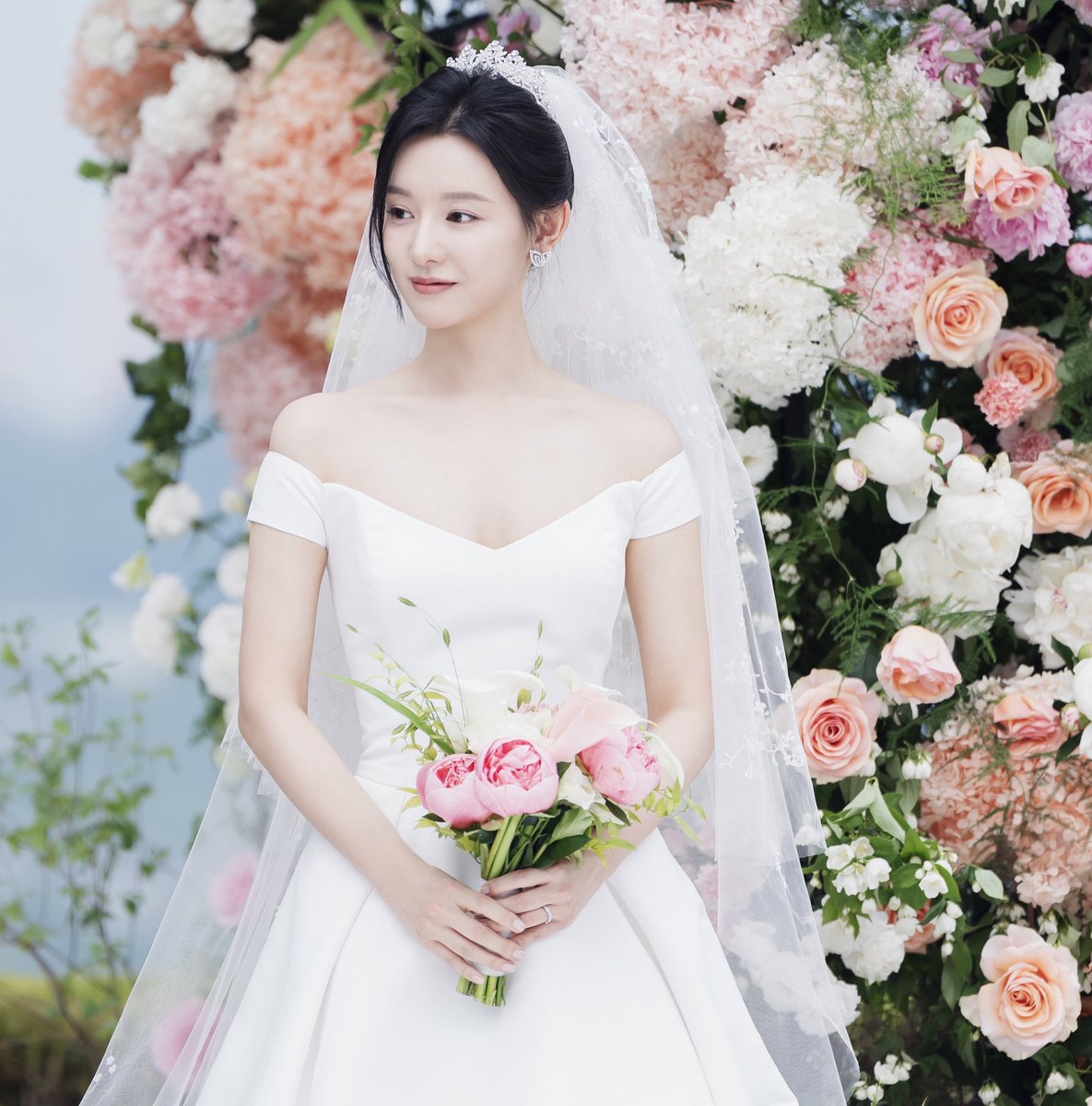 진짜 기절하고싶음
김지원이라는 여성의 성장이 와이리 엄청나 .........🧎🏻‍♀️
아기신부에서 진짜 어른여성신부가 됫잔아.........🧎🏻‍♀️