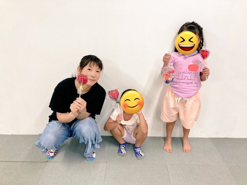 OneOpenclass's tweet photo. 今日はなんと！！夏休み特別企画！！
ママたちはゆっくりストレッチ
ちびっこたちはダンス&amp;工作
の、ダブルレッスン✨

ママたちは寝てしまいそうになるくらいリラックス〜🌱
そしてちびっこは本物そっくり！りんご飴作りました🍎

#工作クラス
#ダンス
#新田辺駅前
#ストレッチ https://t.co/x0PPQRA6ZD