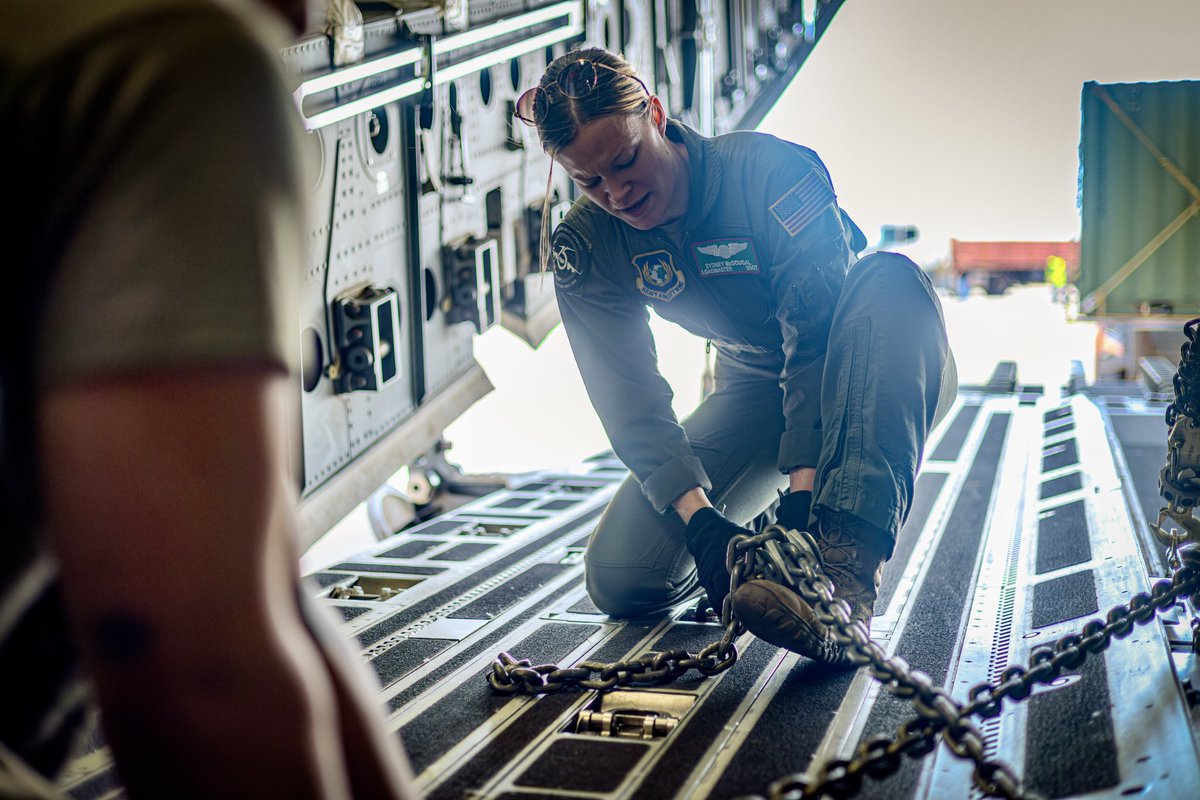 US_EUCOM's tweet image. #LogisticsinAction ✈️ The Heavy Airlift Wing based in Pápa, Hungary, highlights the critical role of #logistics &amp;amp; #ReadyandPostured forces during Exercise #ArcaneThunder. 

This multinational exercise, involving the 🇺🇸🇩🇪🇲🇦&amp;amp;🇬🇧, advances multi-domain operations &amp;amp; strengthens our…