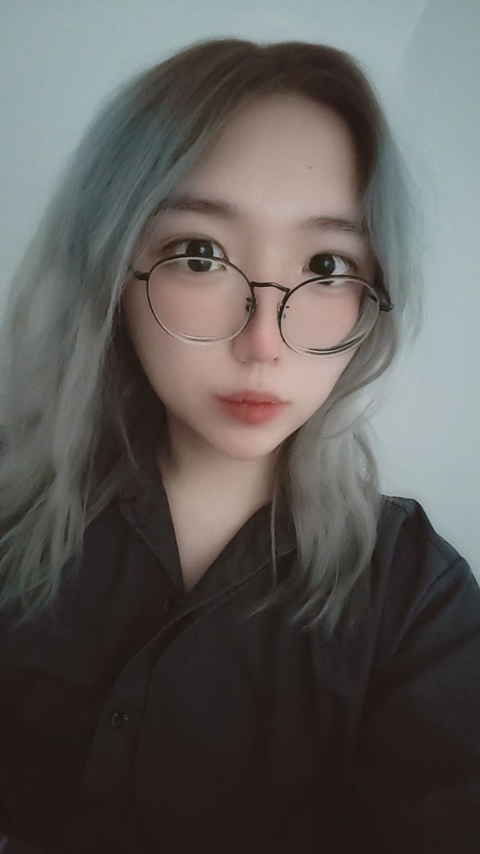 灰毛～这次是自己染的，头顶新长的黑发懒得漂变成棕色了:)
#伪娘