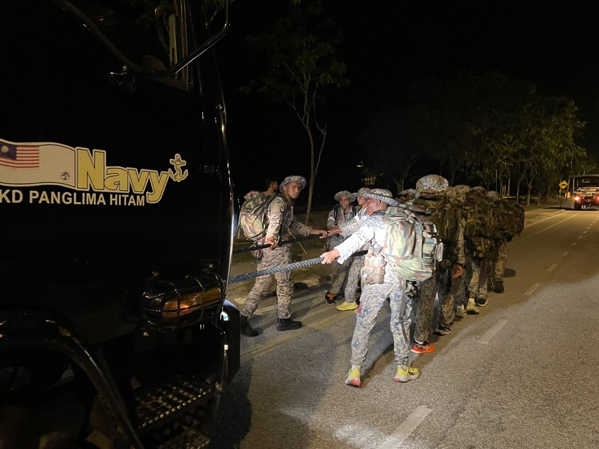 siongberdarah's tweet photo. Bagi memuaskan hati semua orang. Setiap fasa latihan mesti ada team medic&amp; ambulans. Bonus driver ambulans tak payah susah2. Bergerak sendiri 🚑🚑🚑 https://t.co/4fTez5BTti