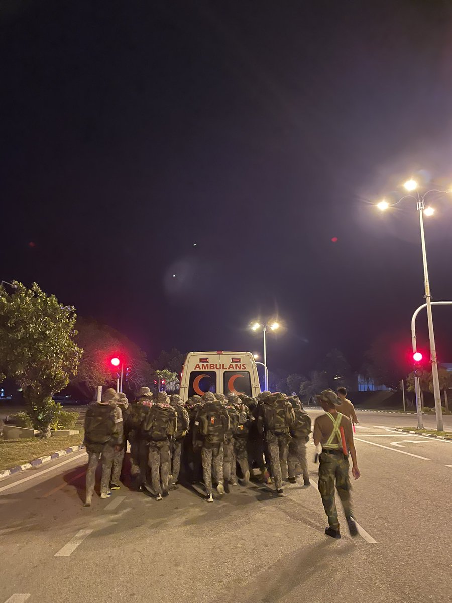 siongberdarah's tweet photo. Bagi memuaskan hati semua orang. Setiap fasa latihan mesti ada team medic&amp; ambulans. Bonus driver ambulans tak payah susah2. Bergerak sendiri 🚑🚑🚑 https://t.co/4fTez5BTti
