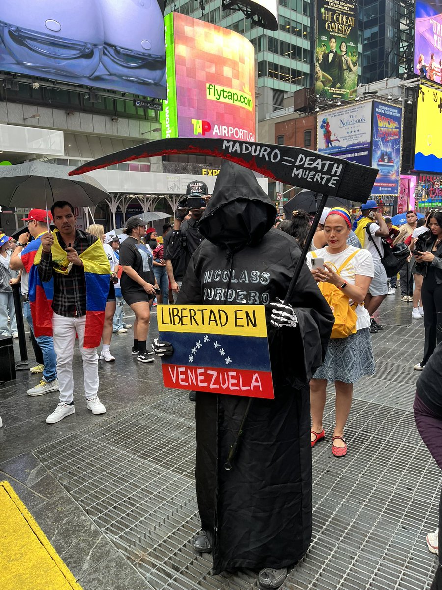 En pleno siglo XXI un dictador se está robando descaradamente unas elecciones ante la mirada de una comunidad mundial que solo documenta el hecho mientras los intereses ideológicos atropellan a la democracia.