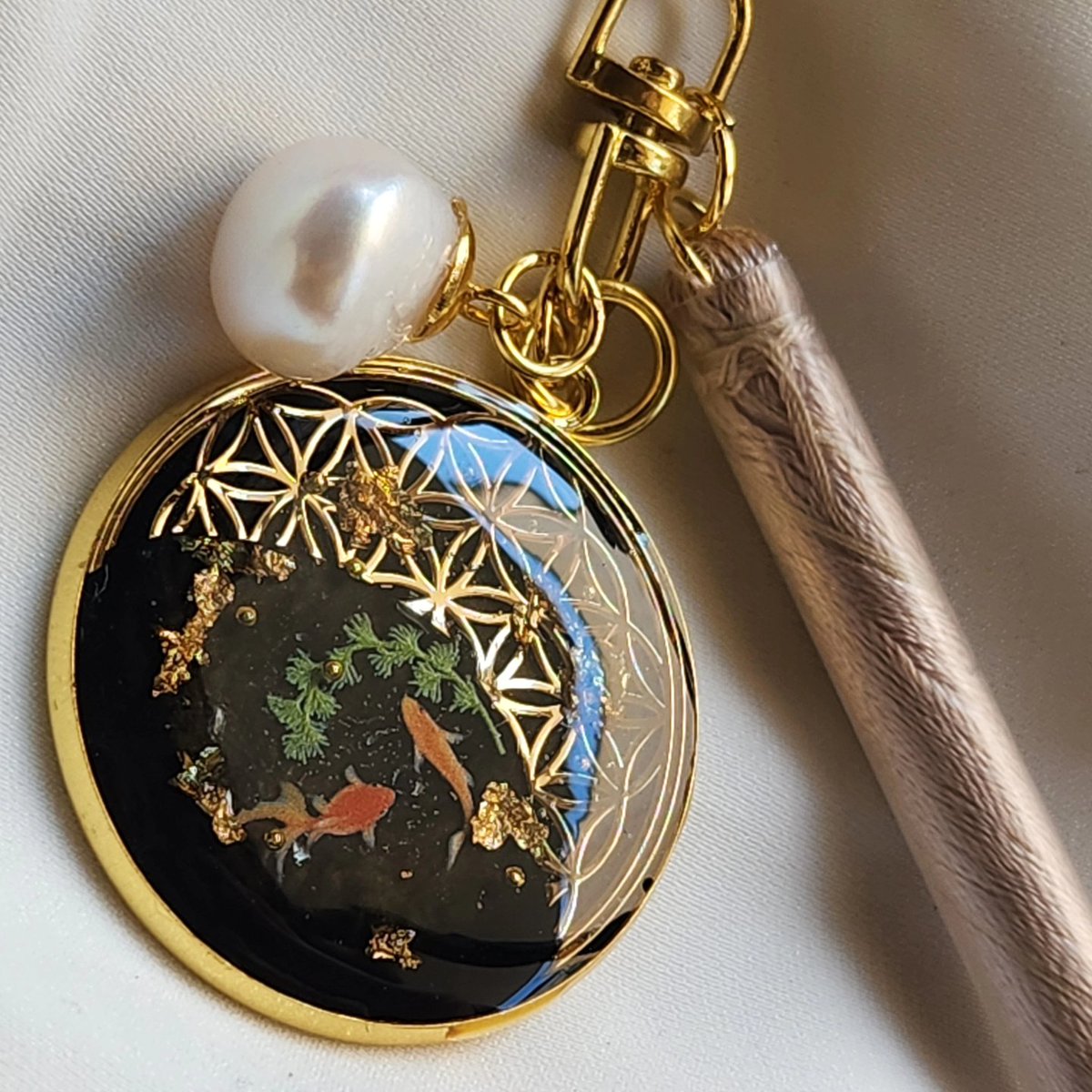 中国茶垢でも載せましたが、
久しぶりに作りました。
何パターンか作ったのでひとつづつ載せて行きます。
夜の背景に金魚を泳がせてみた、
和風ストラップです。

#ハンドメイド
#handmade
#Craft
#Handcraft
#ハンドメイド好きな人と繋がりたい