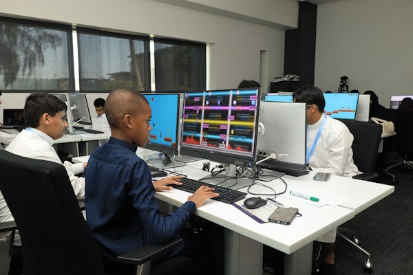 KAUST_NewsAR's tweet photo. يسر #كاوست التعاون مع @AcademyHots في ختام مخيم SparkTech الصيفي! الذي أتاح لـ 100 طالب وطالبة من المملكة فرصة التدريب في مجالات #الأمن_السيبراني، الألعاب الإلكترونية، و #الذكاء_الاصطناعي. نفخر بدعم #رؤية_السعودية_2030 من خلال تمكين الشباب وتسريع الابتكار لمستقبل أكثر ازدهاراً. https://t.co/Ns8udGrFgB