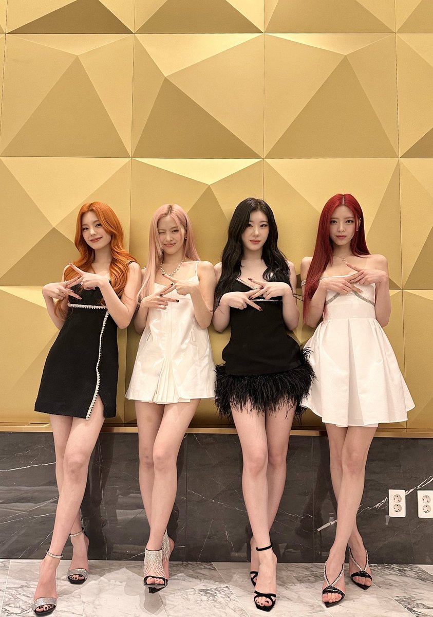 yunasgin's tweet photo. 𝓘n the resplendent tapestry of SBS Gayo Daejeon, 𝗜𝗧𝗭𝗬's presence garnered a warm embrace from all, with Midzys flooding in. Their enthusiastic reception became a beacon of encouragement, infusing the event with seamless vivacity and a symphony of liveliness ⋆୨🤍 https://t.co/zMGyV6VF1o