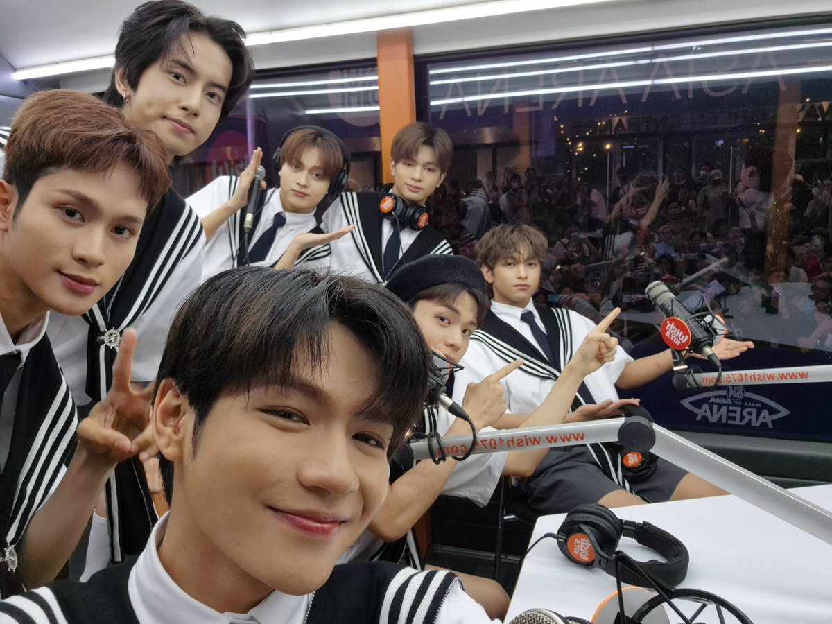 HORI7ON_twt's tweet photo. [🐲🐱🐶🐼🦊🐯🐰] 

Thank you ANCHORS for coming out even on a rainy day! Naki-sayaw pa rin kayo sa amin. Take care and stay dry! ✨⚓

#HORI7ON #호라이즌 https://t.co/5S904MAs0J