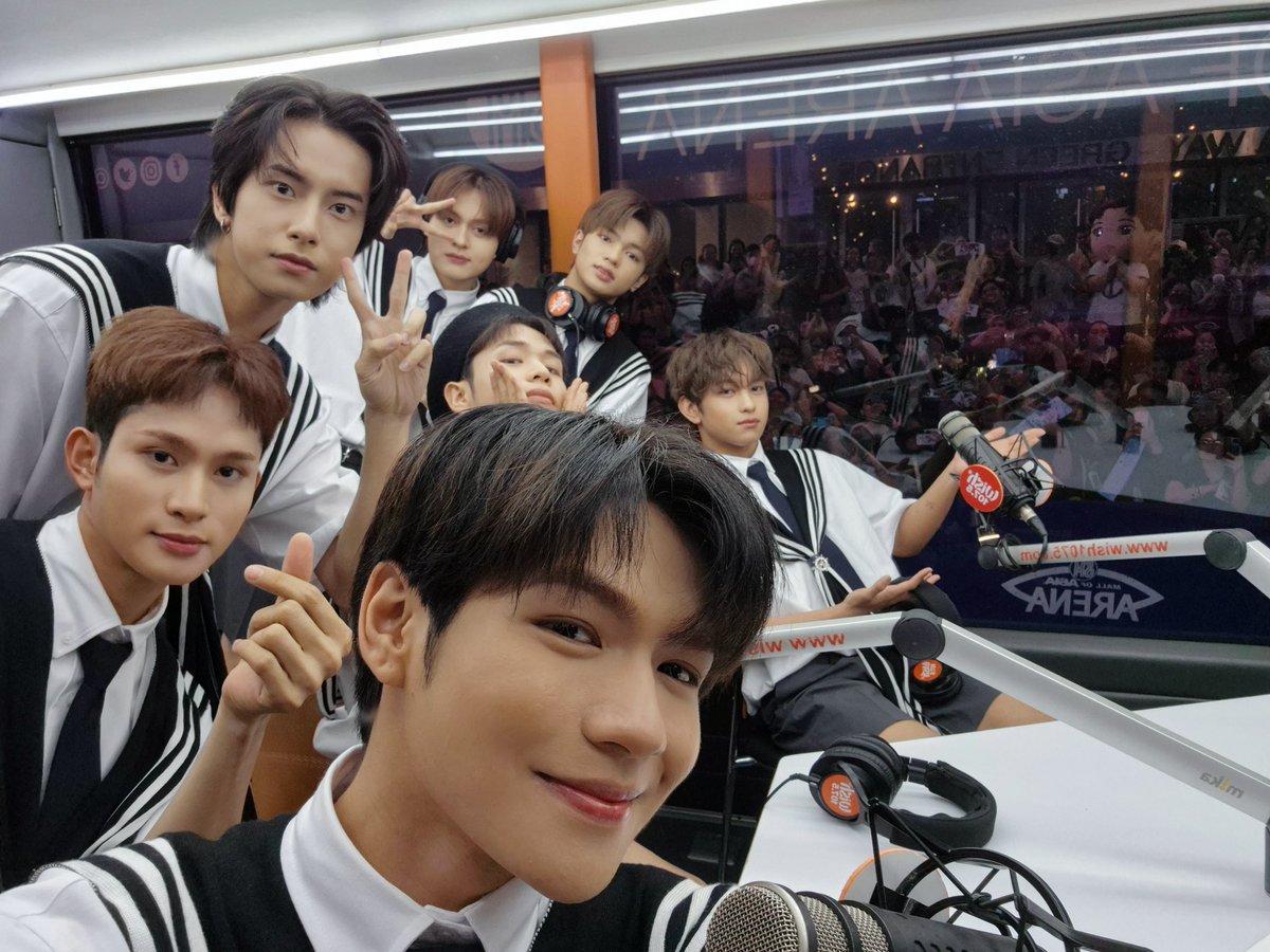 HORI7ON_twt's tweet photo. [🐲🐱🐶🐼🦊🐯🐰] 

Thank you ANCHORS for coming out even on a rainy day! Naki-sayaw pa rin kayo sa amin. Take care and stay dry! ✨⚓

#HORI7ON #호라이즌 https://t.co/5S904MAs0J