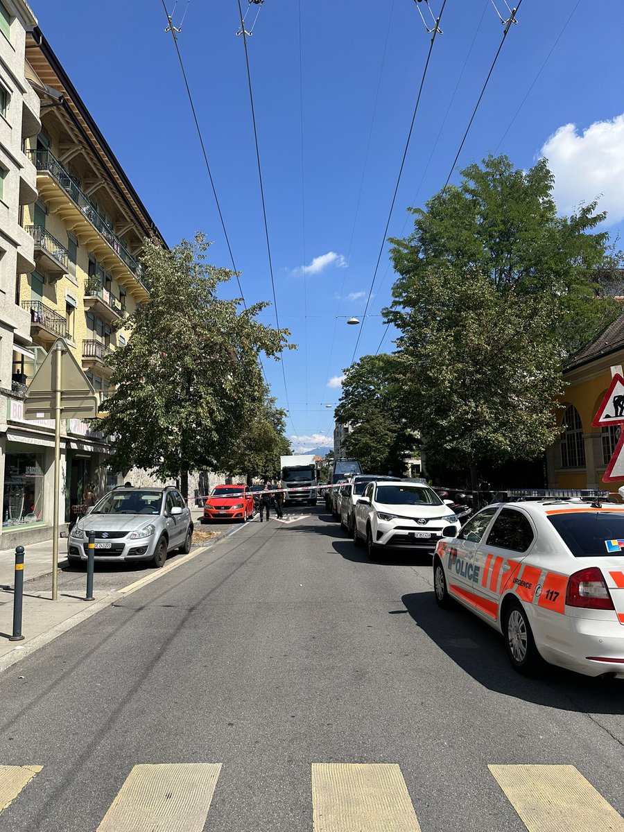 C’est tout un quartier qui est à l’arrêt depuis 7h ce matin. Une grande intervention est toujours en cours sur la rue de St-Jean, avec la présence du groupe d’intervention de la police et un négociateur #Genève