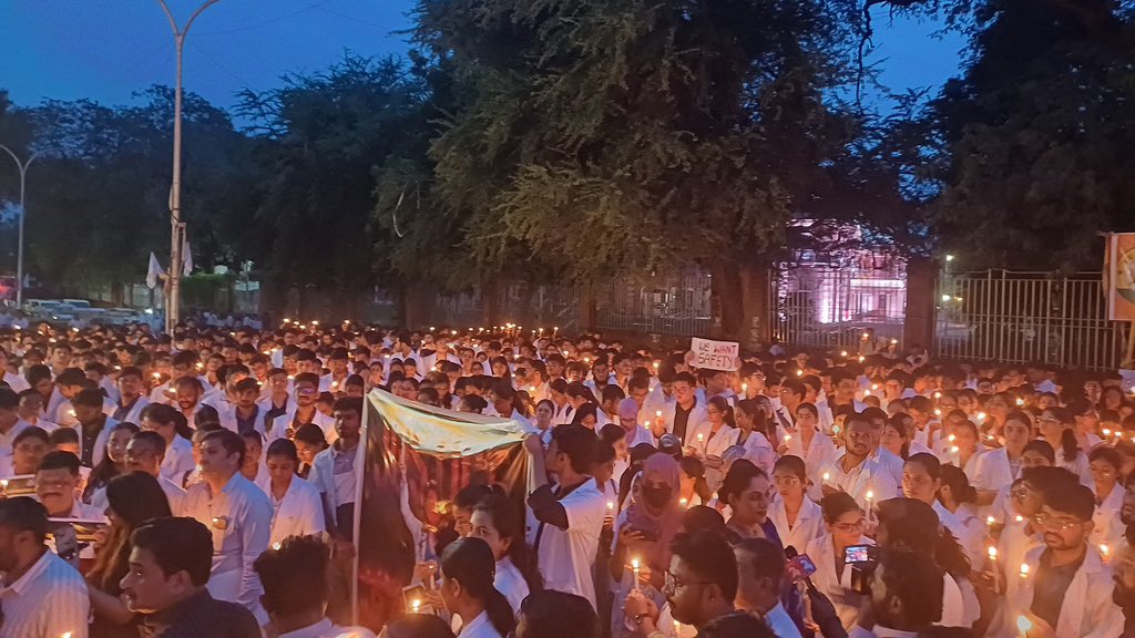 Here's the revised tweet:

ASMI stands united with MARD and other national organizations in strike against, the R G Kar incident. We demand justice, respect, and safety for every healthcare worker. 
United, our voices will be heard.
<a href="/MoHFW_INDIA/">Ministry of Health</a> 
<a href="/mybmc/">माझी Mumbai, आपली BMC</a>