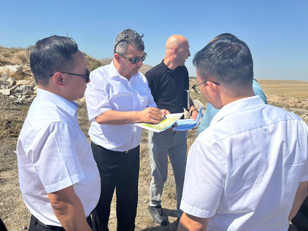 Dünyanın en büyük Güneş Paneli üreticilerinden birisi olan Çin Merkezli CHINT firması ile,  toplamda İki Milyar Dolarlık yatırımın Emirdağ İlçemize yapılması hususunda görüşmeler tamamlandı.

Haydi Emirdağ Daha güzele daha çok  büyümeye