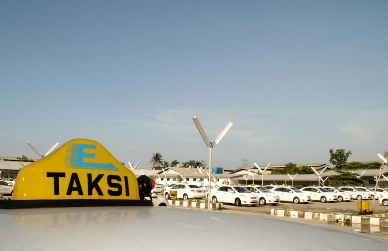 NicoDL0811's tweet image. #Throwback2013 #Flashback2013

Suasana ribuan armada sedan putih Taksi @Express_Group beragam kode MA, TA, DMA, dan EMA di Pool Taksi Express MA (Mega Pool Express Group) Batusari, Batuceper, Tangerang pada 16 Februari 2013