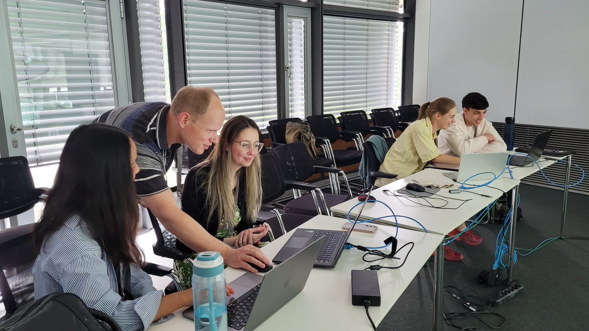 EMBLEvents's tweet photo. We're having a great time during practicals here at #EMBOCryoEM! There are 5 sessions going on at the same time - all focusing on different aspects of cryoEM 🔍 https://t.co/Gc9xXXleoX