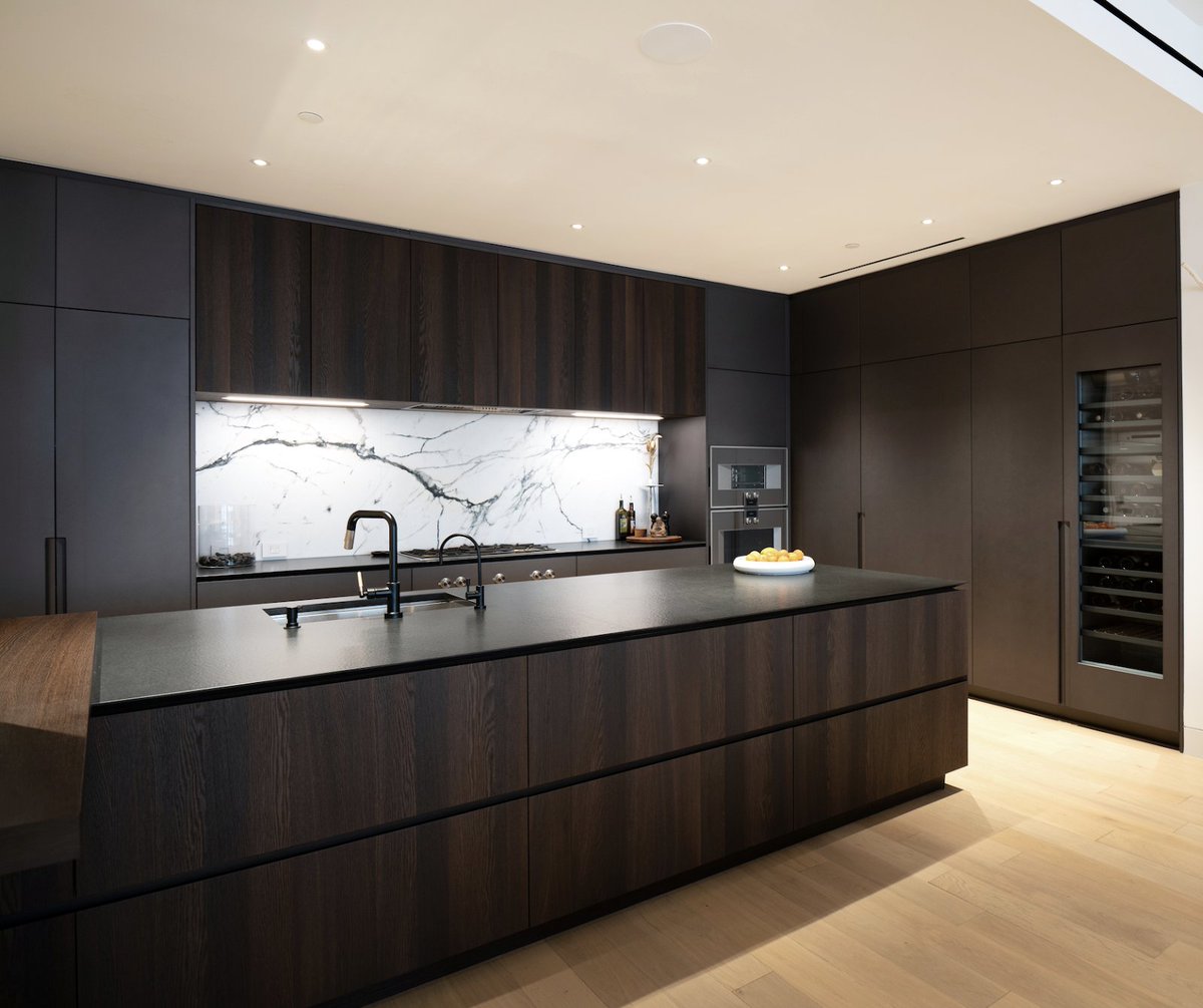 Discover the Chelsea NY city loft by Cesar!🌃💫  This open L-shape kitchen fuses dark wood warmth with an industrial titanium finish. Highlights include a 12-foot island, 3-foot marble backsplash, and Gaggenau cooktop. 🍳

#modianikitchens #cesarkitchen #dreamkitchen