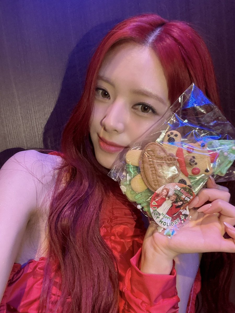 yunasgin's tweet photo. 𝓘n this festive selca, I unveil gingerbread delights, sharing holiday joy with ITZY. A captivating blend of elegance and cuteness defines the image, casting a spell of beauty and charm that encapsulates the essence of a joyous celebration♥︎  ⁺  ׅ ࣪ 🍪 https://t.co/xmZ922Bhi0
