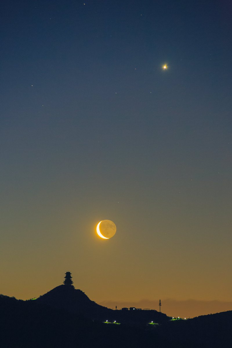astro4pics's tweet photo. Moon and Venus https://t.co/6u5wfsB8Uf