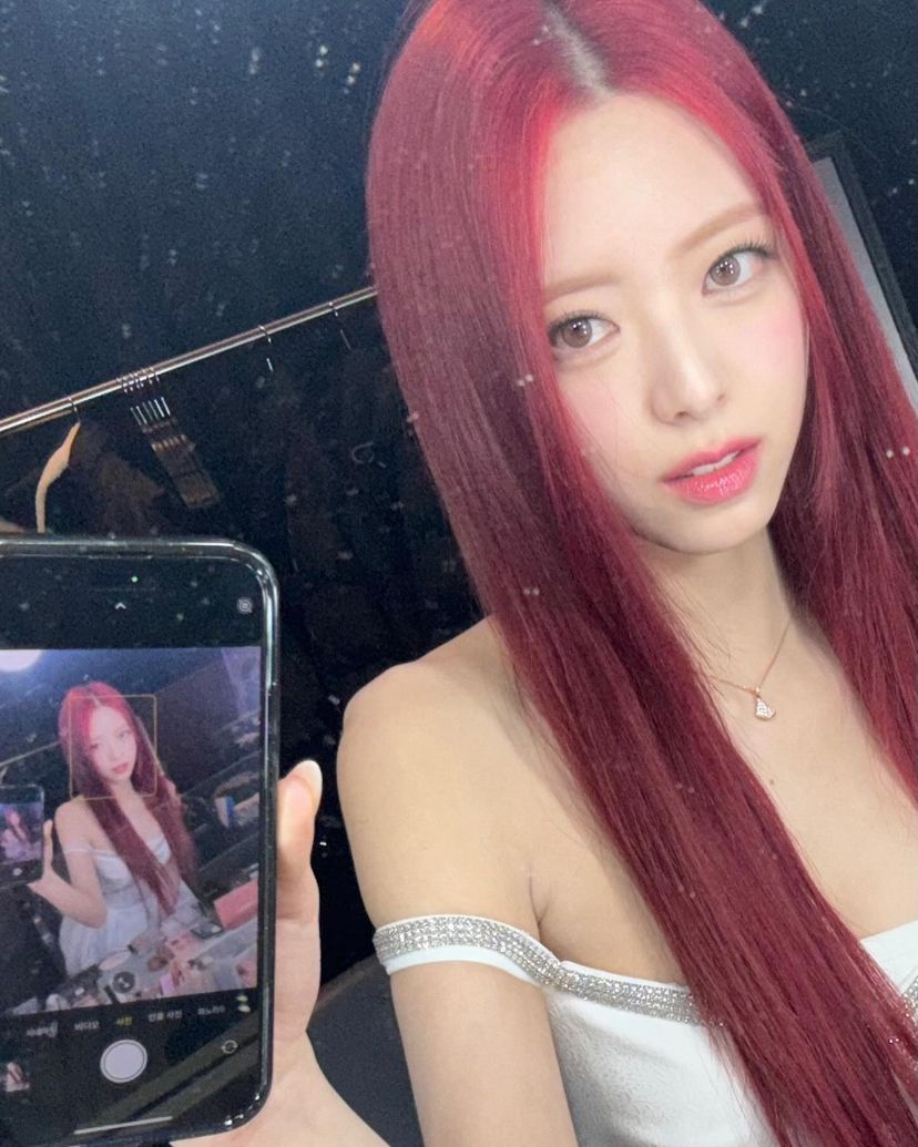 yunasgin's tweet photo. 𝓘n the makeup room's reflective embrace, a mirror selca captures a pre-red carpet. Immersed in the art of distraction, each snapshot becomes a remedy for nerves. A stunning dress demands its visual ode, a dance of pixels preserving a fleeting prelude to the glamorous stride 🩰 https://t.co/hvQUPly1ha